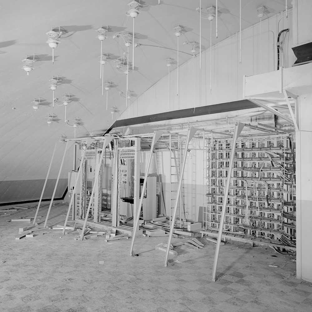 An old black and white photo of an empty room.