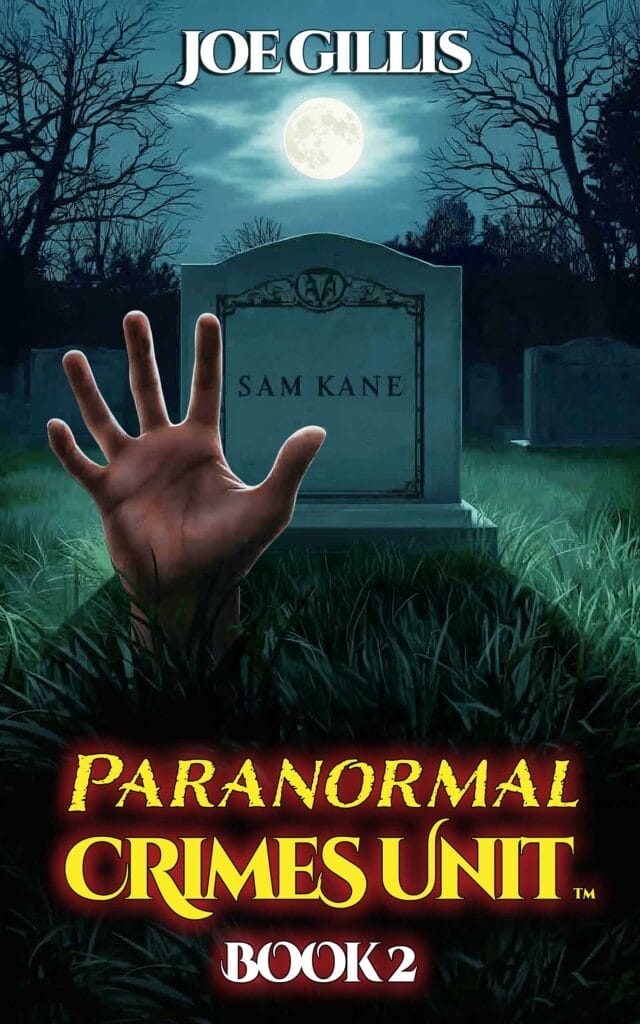 Portada del libro 2 de Unidad de Crímenes Paranormales de Joe Gillis con una mano que se levanta de una tumba marcada como "Sam Kane" bajo una luna llena en un cementerio espeluznante.